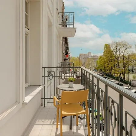 Daire With Balcony Warsaw's Praga By Renters Varşova